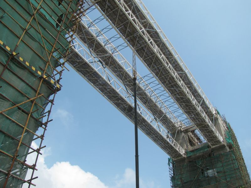 5、长41.8米,单片重达20吨的空中连廊钢架.jpg